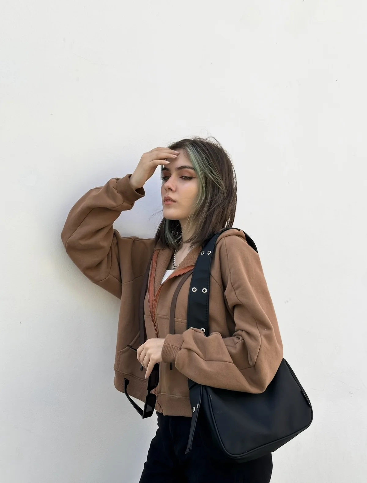استایل خیابانی آیکو لند با کیف سفید